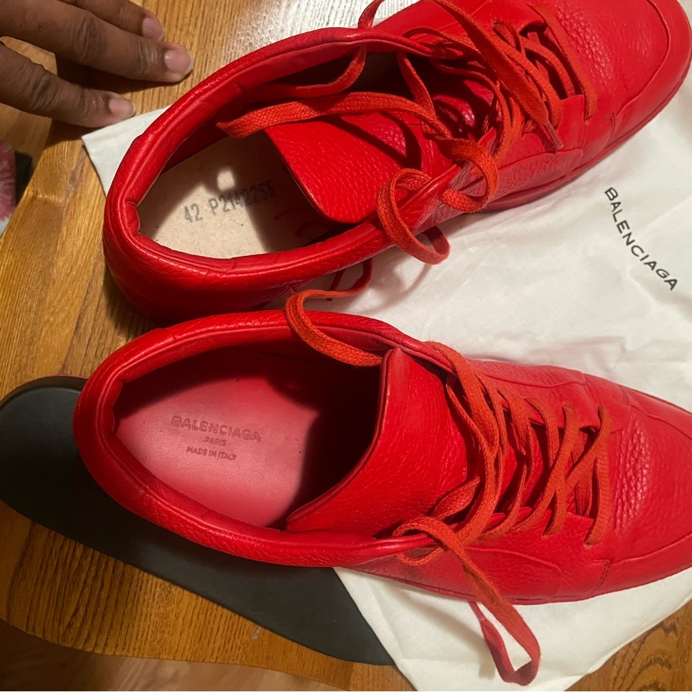 Balenciaga red Good condition with the box